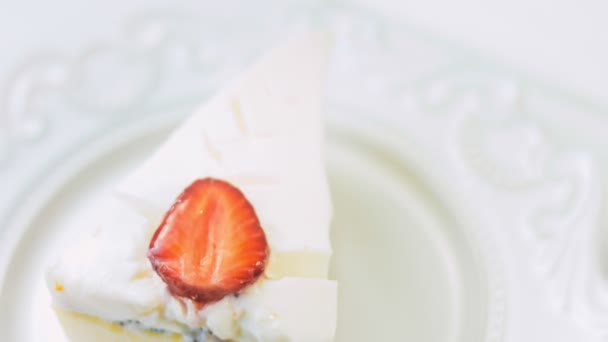 Panna Cotta Cheesecake Com Morangos Prato Retro Use Garfo Ouro — Vídeo de Stock