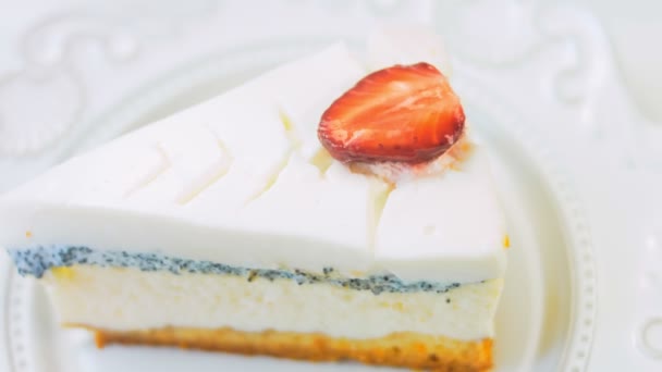 Panna Cotta Cheesecake Med Jordgubbar Retrotallrik Använd Guldgaffel Och Kniv — Stockvideo