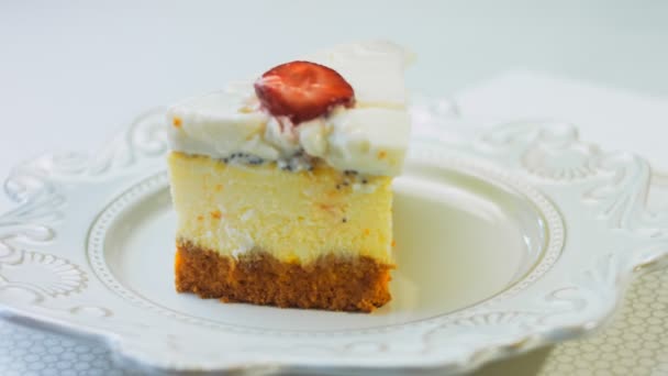 Panna Cotta Cheesecake Com Morangos Prato Retro Use Garfo Ouro — Vídeo de Stock