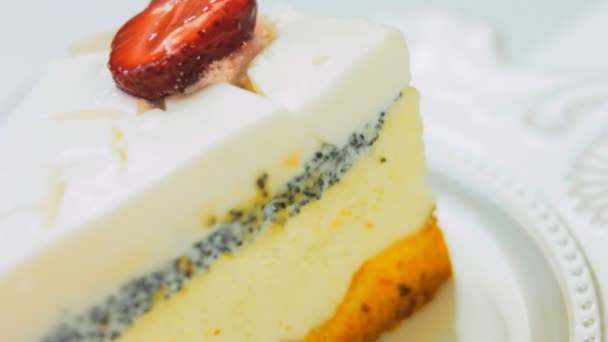 Panna Cotta Cheesecake Med Jordgubbar Retrotallrik Använd Guldgaffel Och Kniv — Stockvideo