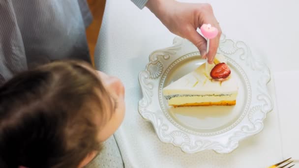 Panna Cotta Cheesecake Med Jordgubbar Retrotallrik Använd Guldgaffel Och Kniv — Stockvideo