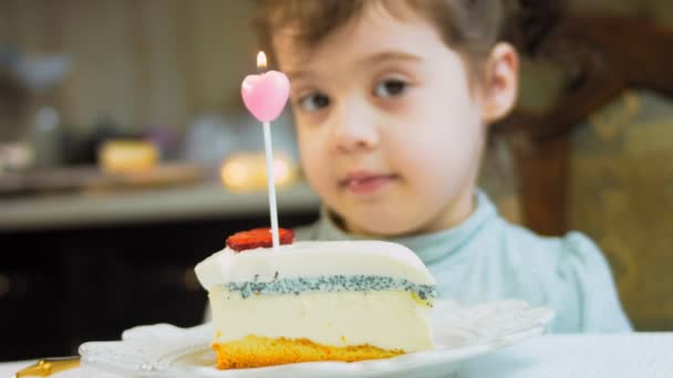レトロなプレートの上にイチゴとパンナコッタチーズケーキ 金のフォークとナイフを使用してください 女性はハート型のキャンドルにマッチして点灯します 誕生日を祝います — ストック動画