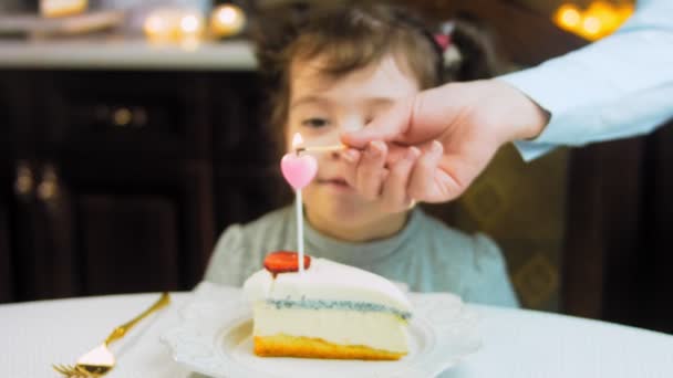 Panna Cotta Cheesecake Căpșuni Placă Retro Foloseşte Furculiţă Aur Cuţit — Videoclip de stoc