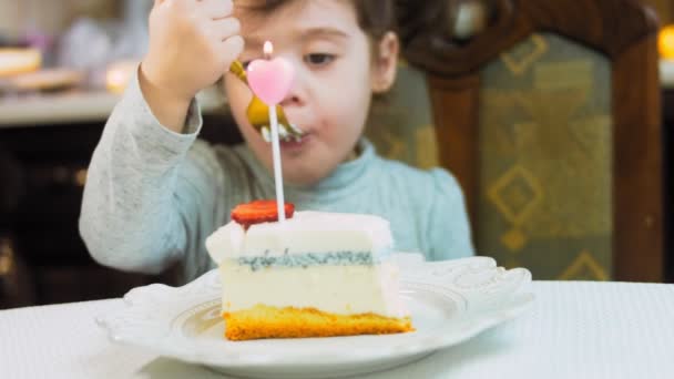 潘娜科塔芝士蛋糕与草莓在复古盘 用金叉和刀 这个女孩正在用叉子吃一块蛋糕 后面的那个女孩在玩得很开心 我们庆祝 — 图库视频影像