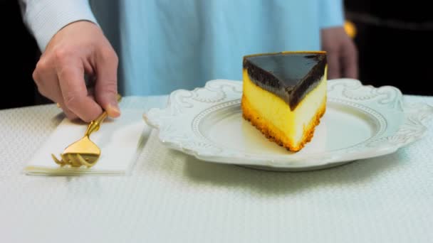 Tarta Queso Tiramisú Con Fresas Plato Retro Usa Tenedor Oro — Vídeos de Stock