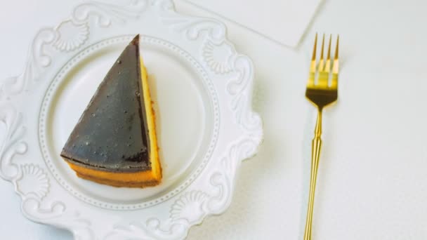 芝士蛋糕提拉米苏在复古盘上 用金叉和刀 黄金比例的组成 宏观和滑翔机 — 图库视频影像