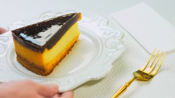 Cheesecake Tiramisu Retroplatta Använd Guldgaffel Och Kniv Gyllene Snittet Sammansättning — Stockvideo