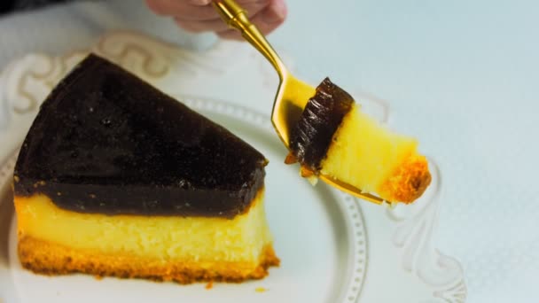 Cheesecake Τιραμισού Ρετρό Πινακίδα Χρησιμοποίησε Ένα Χρυσό Πιρούνι Και Μαχαίρι — Αρχείο Βίντεο