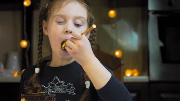 芝士蛋糕提拉米苏在复古盘上 用金叉和刀 这个女孩正在用叉子吃一块蛋糕 后面的那个女孩在玩得很开心 我们庆祝生日 — 图库视频影像
