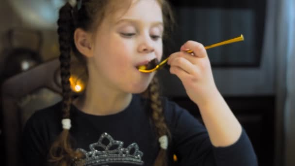 Retro Tabakta Cheesecake Tiramisu Altın Çatal Bıçak Kullan Kız Çatalla — Stok video