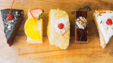 Eski usul bir pasta tepsisinde bir sürü pasta dilimi. Kaydırıcı ve makro atış.