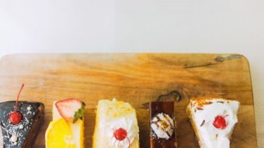 Eski usul bir pasta tepsisinde bir sürü pasta dilimi. Kaydırıcı ve makro atış.