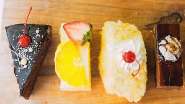 Eski usul bir pasta tepsisinde bir sürü pasta dilimi. Kaydırıcı ve makro atış.