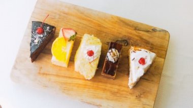 Eski usul bir pasta tepsisinde bir sürü pasta dilimi. Kaydırıcı ve makro atış.