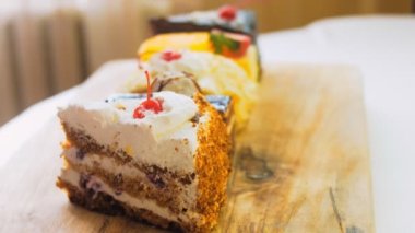 Eski usul bir pasta tepsisinde bir sürü pasta dilimi. Kaydırıcı ve makro atış.