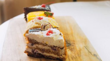 Eski usul bir pasta tepsisinde bir sürü pasta dilimi. Kaydırıcı ve makro atış.