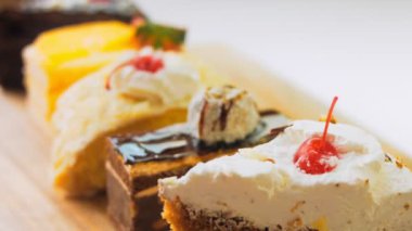 Eski usul bir pasta tepsisinde bir sürü pasta dilimi. Kaydırıcı ve makro atış.