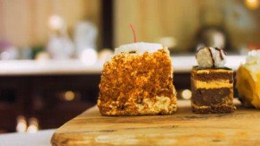 Eski usul bir pasta tepsisinde bir sürü pasta dilimi. Kaydırıcı ve makro atış.