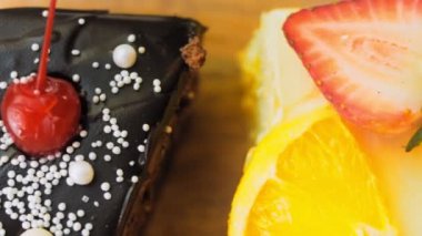 Eski usul bir pasta tepsisinde bir sürü pasta dilimi. Kaydırıcı ve makro atış.