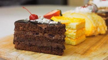 Eski usul bir pasta tepsisinde bir sürü pasta dilimi. Kaydırıcı ve makro atış.