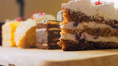 Eski usul bir pasta tepsisinde bir sürü pasta dilimi. Kaydırıcı ve makro atış.