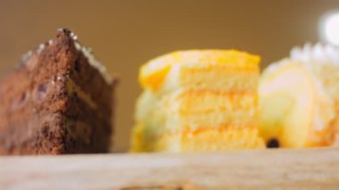 Eski usul bir pasta tepsisinde bir sürü pasta dilimi. Kaydırıcı ve makro atış.