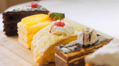 Eski usul bir pasta tepsisinde bir sürü pasta dilimi. Kaydırıcı ve makro atış.