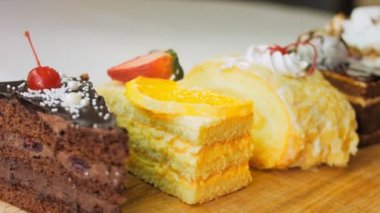 Eski usul bir pasta tepsisinde bir sürü pasta dilimi. Kaydırıcı ve makro atış.