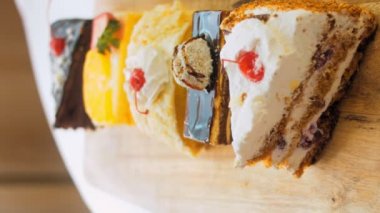 Eski usul bir pasta tepsisinde bir sürü pasta dilimi. Kaydırıcı ve makro atış.