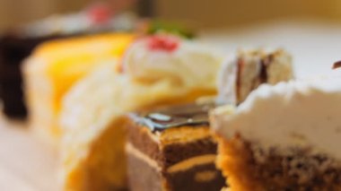 Eski usul bir pasta tepsisinde bir sürü pasta dilimi. Kaydırıcı ve makro atış.