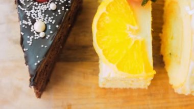 Eski usul bir pasta tepsisinde bir sürü pasta dilimi. Kaydırıcı ve makro atış.