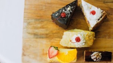 Eski usul bir pasta tepsisinde bir sürü pasta dilimi. Kaydırıcı ve makro atış.