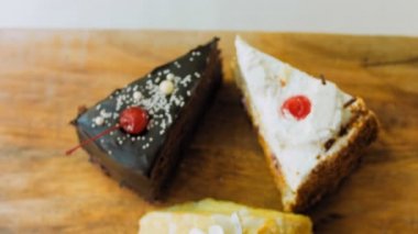 Eski usul bir pasta tepsisinde bir sürü pasta dilimi. Kaydırıcı ve makro atış.