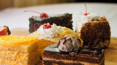 Eski usul bir pasta tepsisinde bir sürü pasta dilimi. Kaydırıcı ve makro atış.