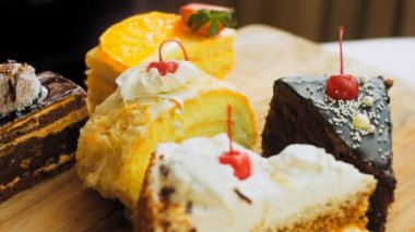 Eski usul bir pasta tepsisinde bir sürü pasta dilimi. Kaydırıcı ve makro atış.