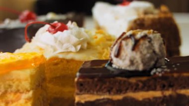 Eski usul bir pasta tepsisinde bir sürü pasta dilimi. Kaydırıcı ve makro atış.