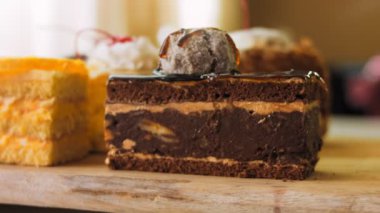 Eski usul bir pasta tepsisinde bir sürü pasta dilimi. Kaydırıcı ve makro atış.