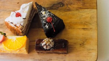 Eski usul bir pasta tepsisinde bir sürü pasta dilimi. Kaydırıcı ve makro atış.