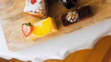 Eski usul bir pasta tepsisinde bir sürü pasta dilimi. Kaypak ve makro atış. Piramit bileşimi.