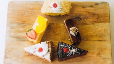 Eski usul bir pasta tepsisinde bir sürü pasta dilimi. Kaypak ve makro atış. Piramit bileşimi.