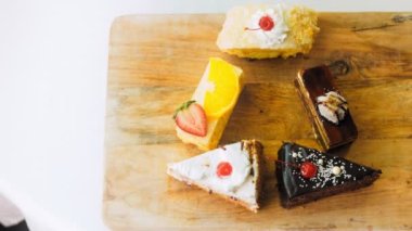 Eski usul bir pasta tepsisinde bir sürü pasta dilimi. Kaypak ve makro atış. Piramit bileşimi.