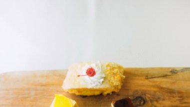 Eski usul bir pasta tepsisinde bir sürü pasta dilimi. Kaypak ve makro atış. Piramit bileşimi.