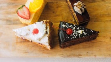 Eski usul bir pasta tepsisinde bir sürü pasta dilimi. Kaypak ve makro atış. Piramit bileşimi.