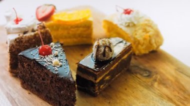 Eski usul bir pasta tepsisinde bir sürü pasta dilimi. Kaypak ve makro atış. Piramit bileşimi.