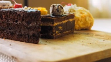 Eski usul bir pasta tepsisinde bir sürü pasta dilimi. Kaydırıcı ve makro atış.