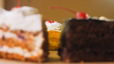 Eski usul bir pasta tepsisinde bir sürü pasta dilimi. Kaydırıcı ve makro atış.