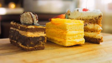 Eski usul bir pasta tepsisinde bir sürü pasta dilimi. Kaydırıcı ve makro atış.