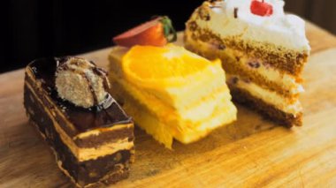 Eski usul bir pasta tepsisinde bir sürü pasta dilimi. Kaydırıcı ve makro atış.