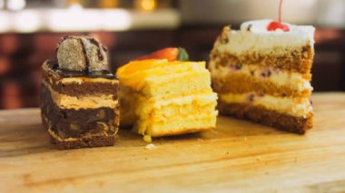 Eski usul bir pasta tepsisinde bir sürü pasta dilimi. Kaydırıcı ve makro atış.