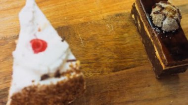 Eski usul bir pasta tepsisinde bir sürü pasta dilimi. Kaydırıcı ve makro atış.